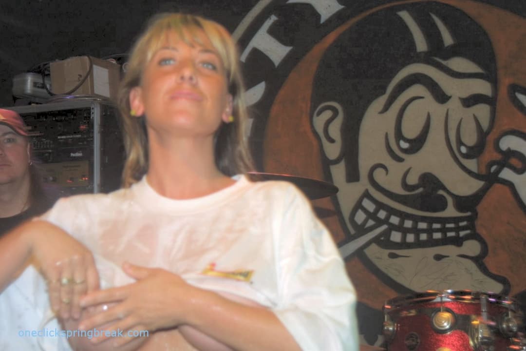 Fun milf shows the internet how much she loved getting naked on camera & in public