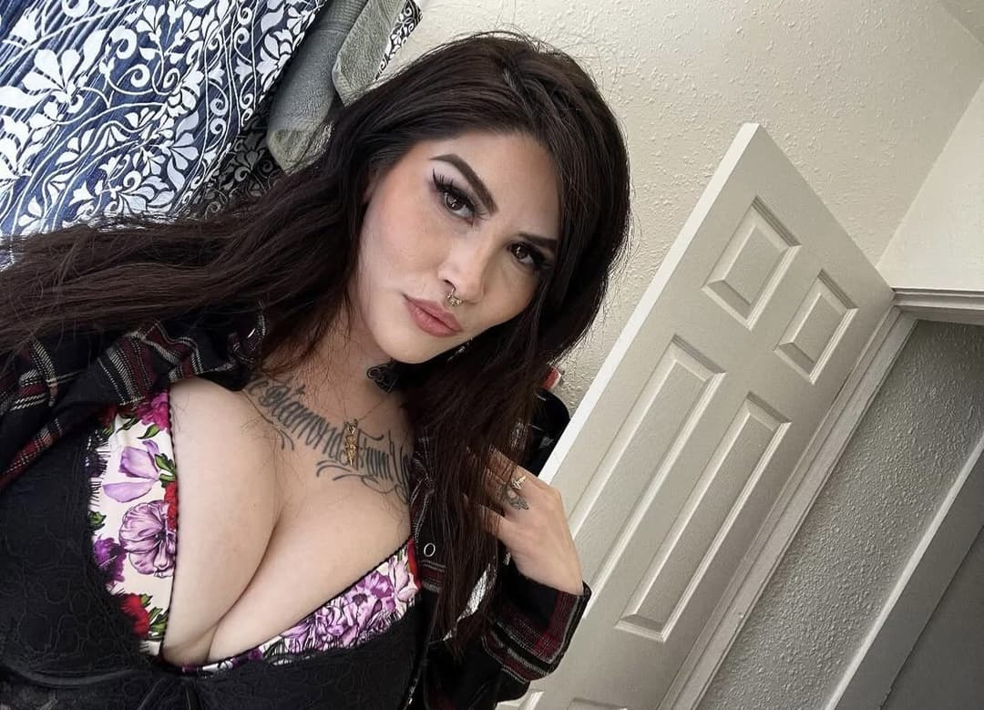 Been talking to this married milf co worker from my job while her husband has been out of state