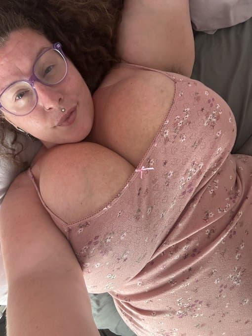 Click to view full size Hot bbw showing her sex skills 1