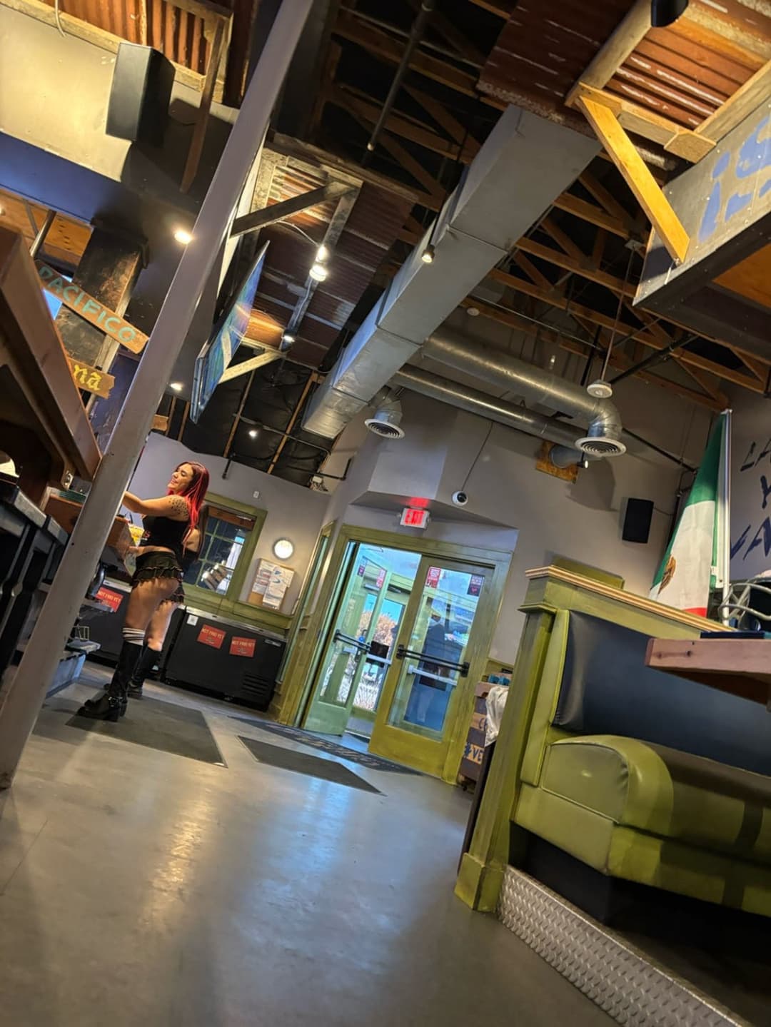 I wanted to grab on dis hoes ass so bad??