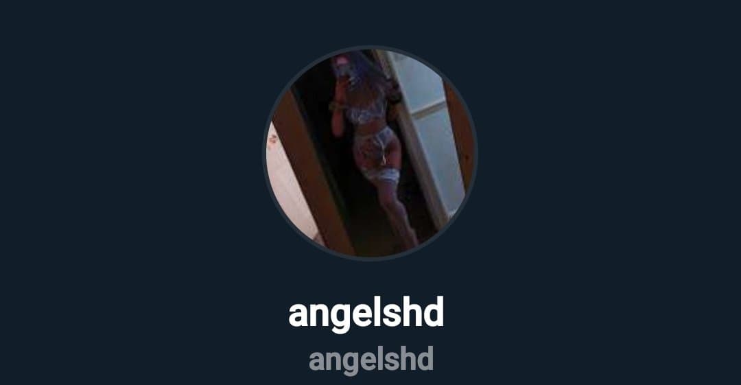 Click to view full size 30 yesr old kinky uk bimbo Tegan DeSusa, poses nude in sons room