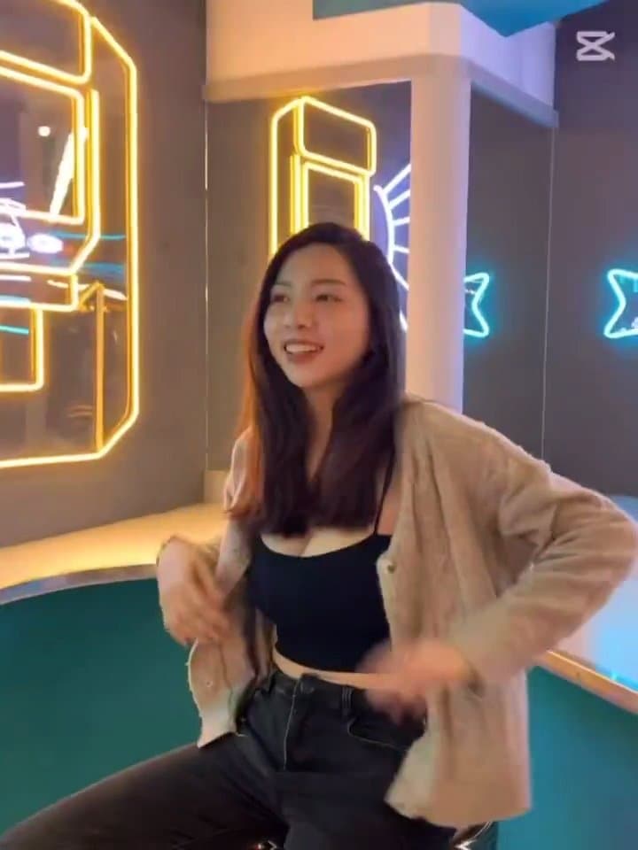 Click to view full size Taiwanese Flight Attendant with Big Breasts_Leaked