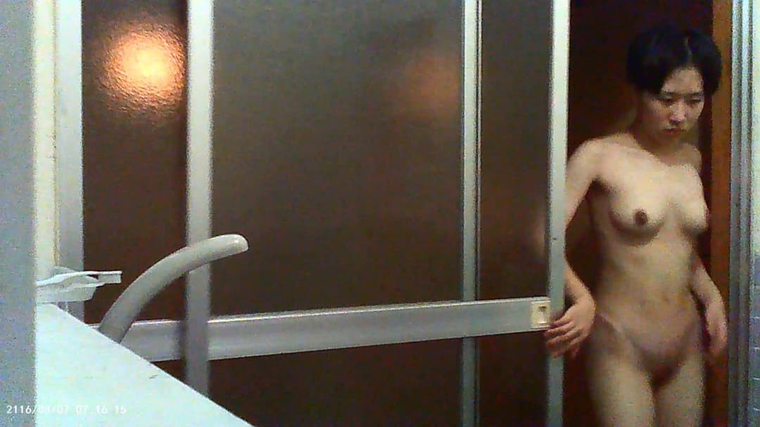 素人パイパン女子シャワー盗撮Japanese Teen Amateur Shaved Girl Taking Shower (Voyeur)