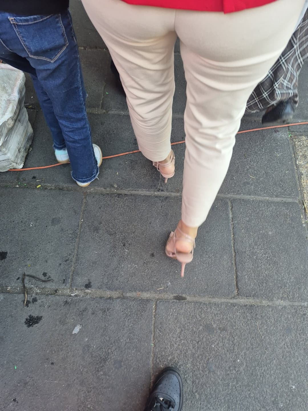 Click to view full size Ricos pies en la calle, strip y de mas