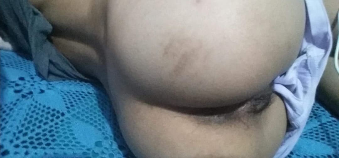 Annie loves to show her ass