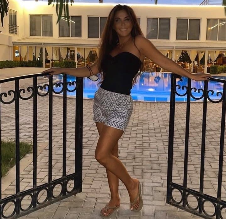 Sexy glamour feet pedicure milf