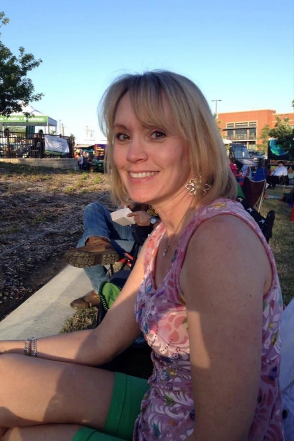 Dana, 60yo gilf, show her assets