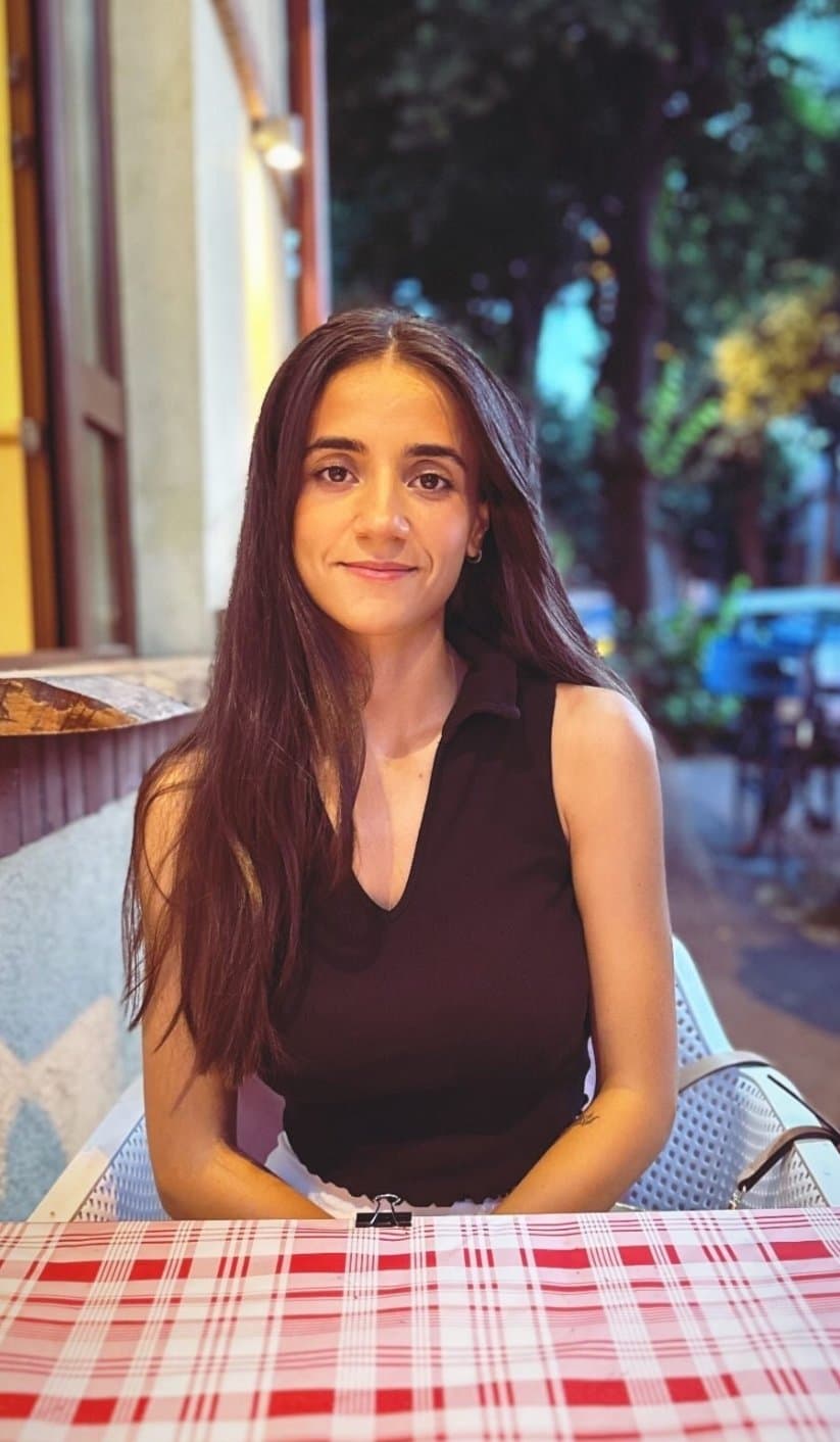 Click to view full size Italian Babe Tourist enjoyed by locals! Great Tits!