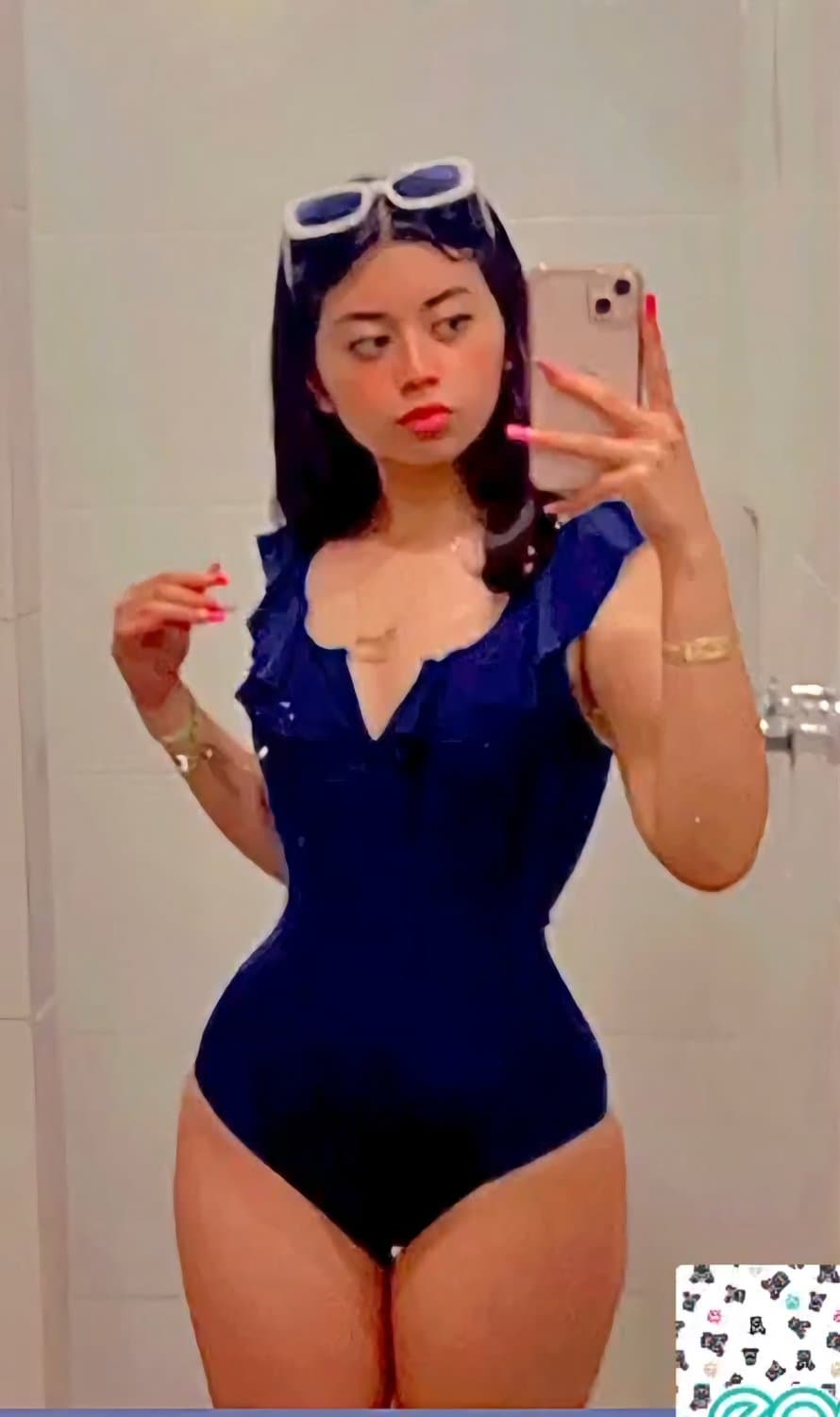 Chaparrita nalgona con algunos fakes