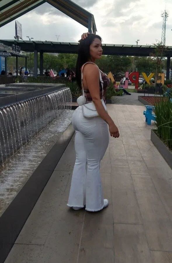 Puta con un culote expuesta
