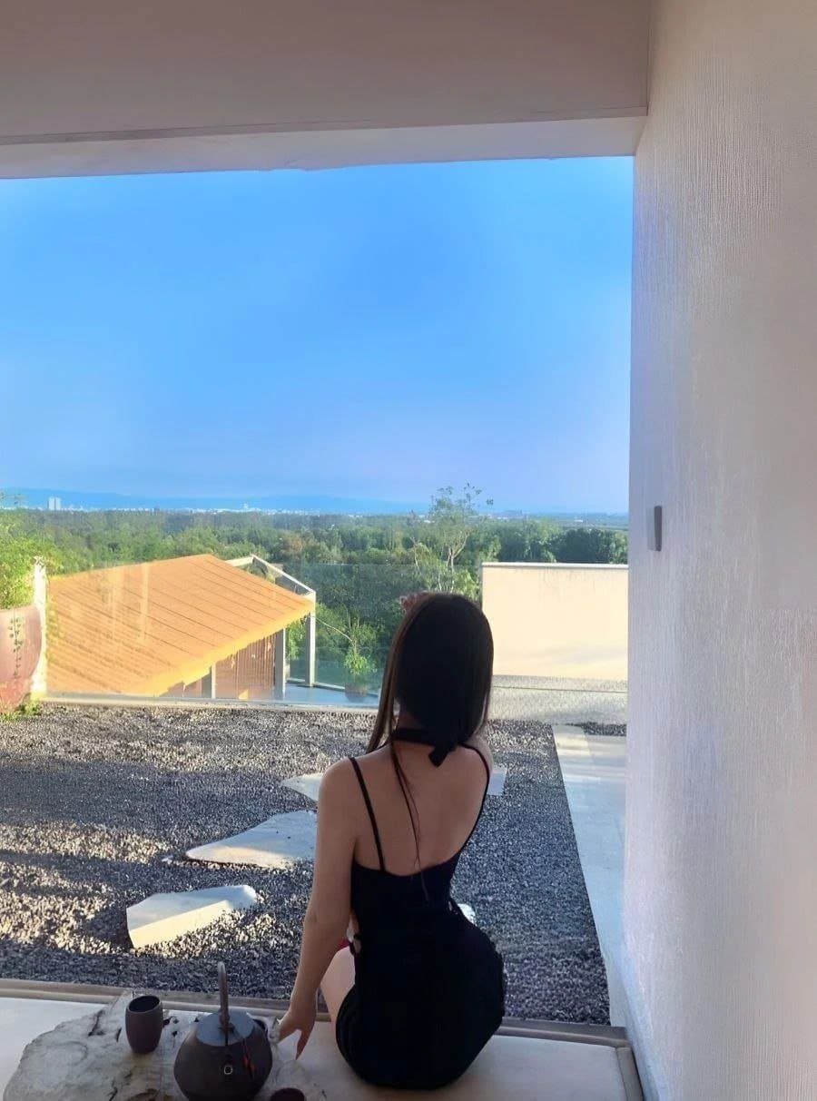 This asian flight attendant pussy is so wet she squirt all over the floor at the hotel