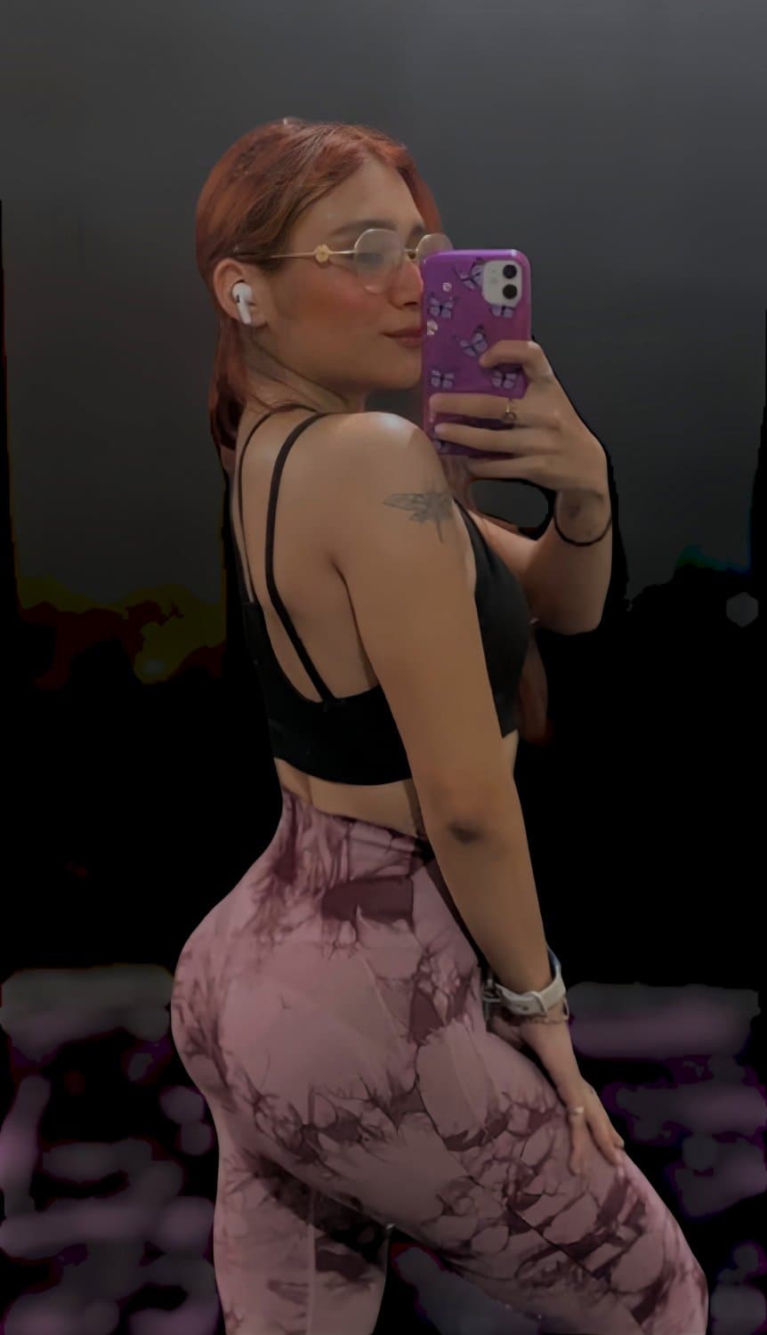 Annie loves to show her ass
