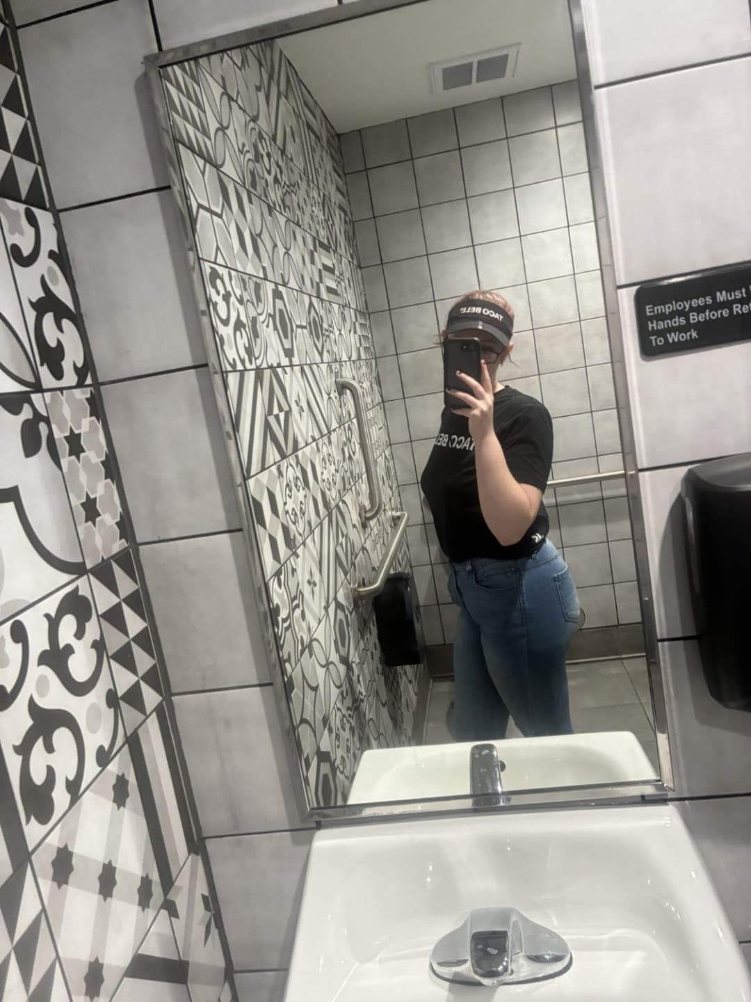 One pic and this fast food worker was ready to fuck in my car