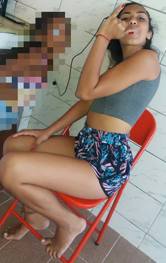 Baixa renda Bia magrinha com o namorado sendo chupada