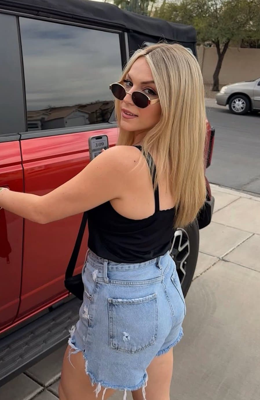 Dumb fuckin slut just blocked me bc I told her I was goonin to her, fuck her & fuck her desi friend