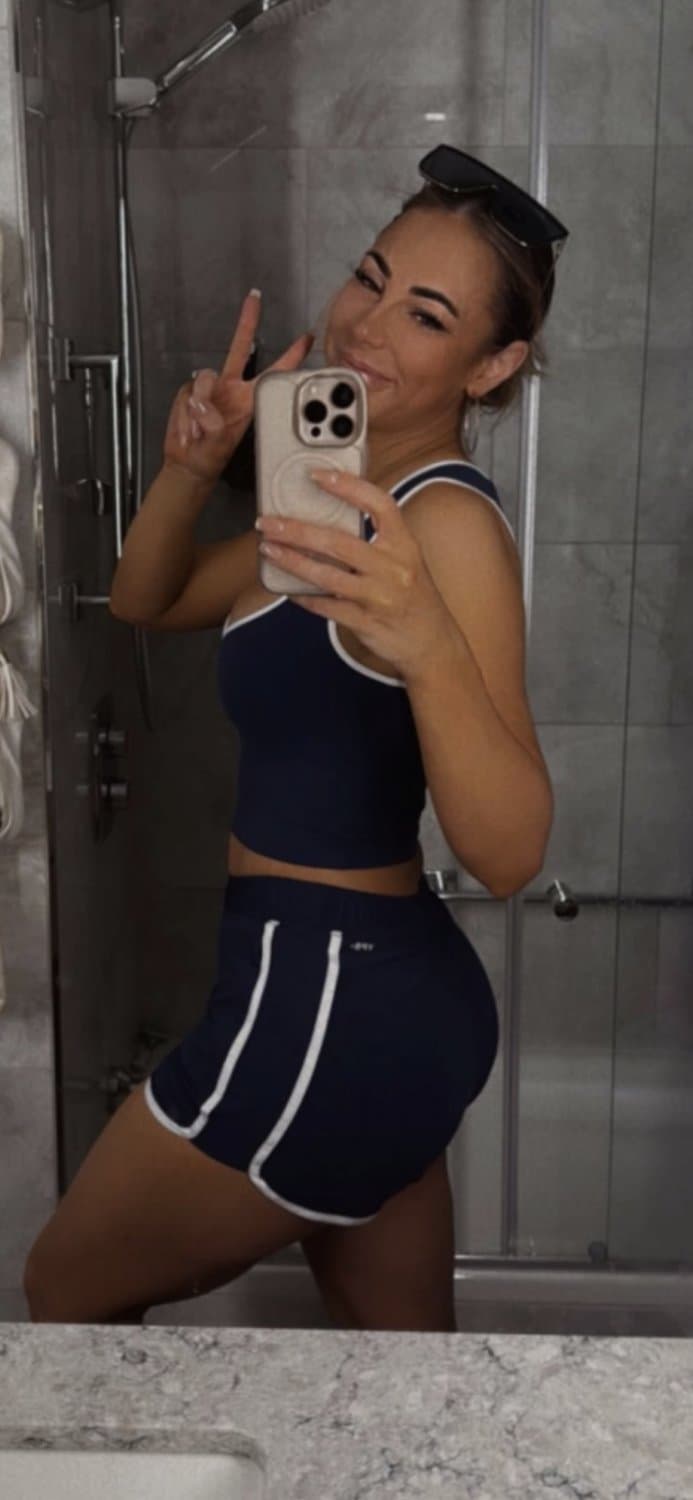 Click to view full size Slutty Texas hotwife Robyn Fields