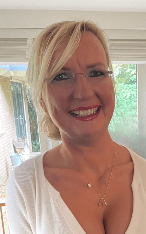 Dildoing Dutch cumming babe