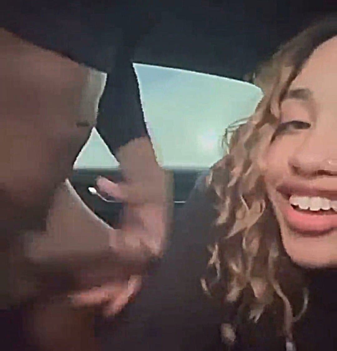 Pretty hottie receives cum after deepthroat in the car