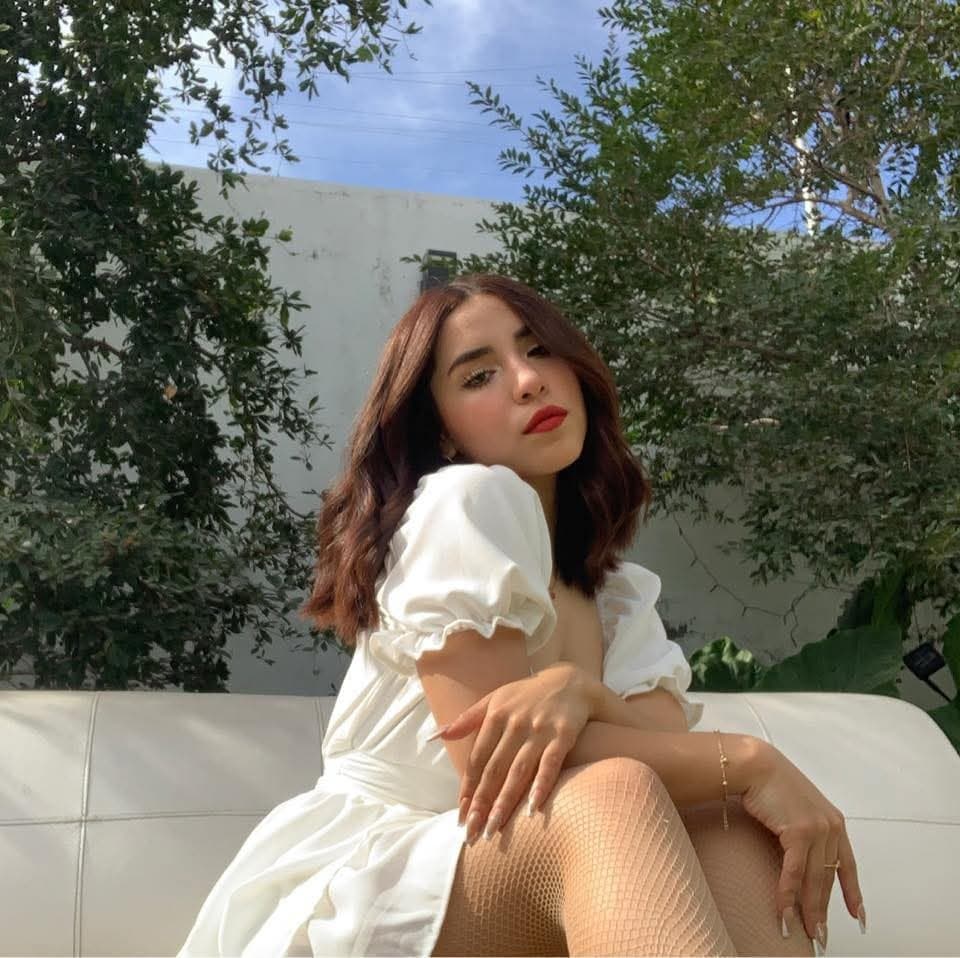 Más de ella casi 20 años.