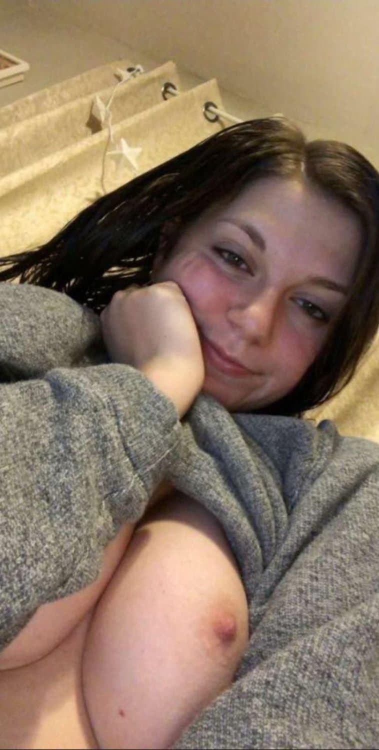 Cumslut Lena lost a bet and wanted to be fully ex̌posed