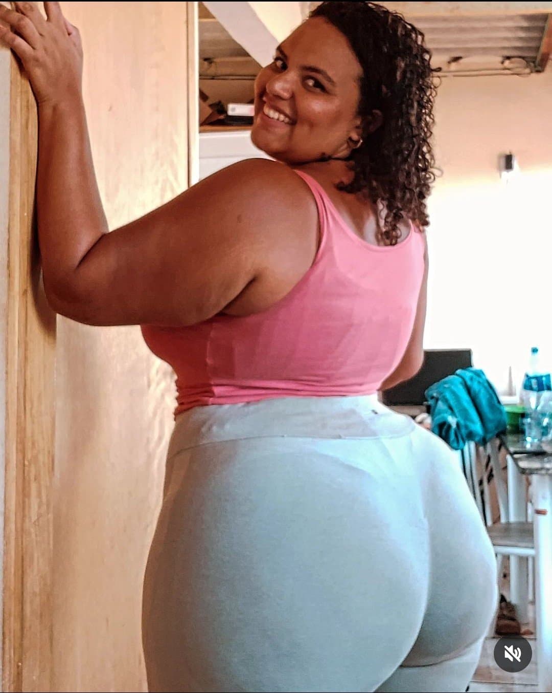 Click to view full size PEITUDA LEITEIRA bem cavalona, peituda de mais, aí deve gosta de da uma mamada na rola