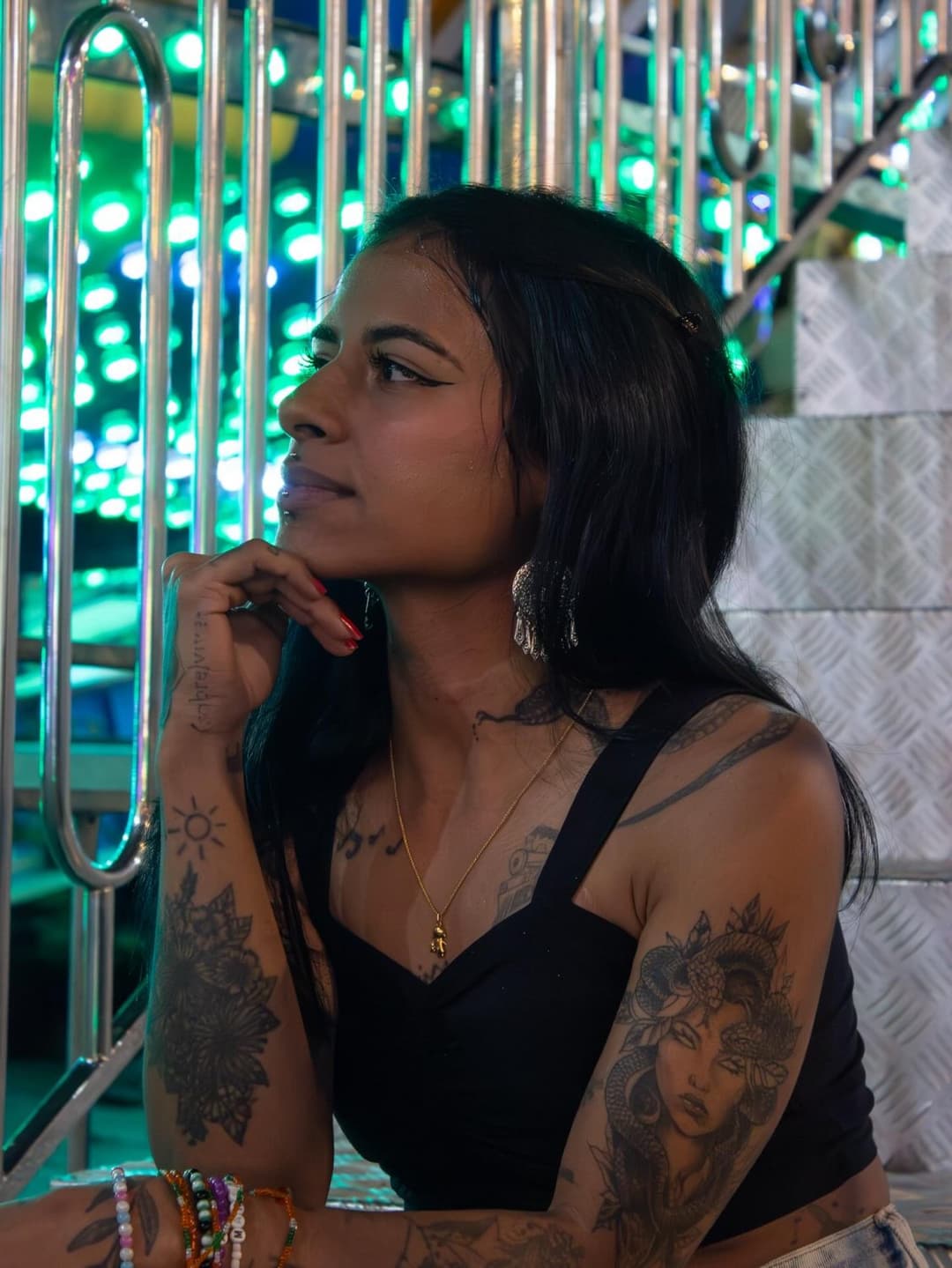 Cadelinha casada, mostrando os seios e falando dos seus piercings