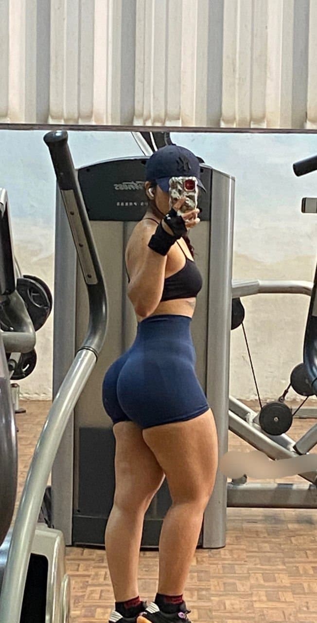 I present to you this beautiful big ass, Marilyn knows she has a big ass and she likes to show itoff