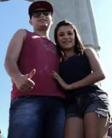 Saiu de casa só pra dar o cu pros amigos do namorado