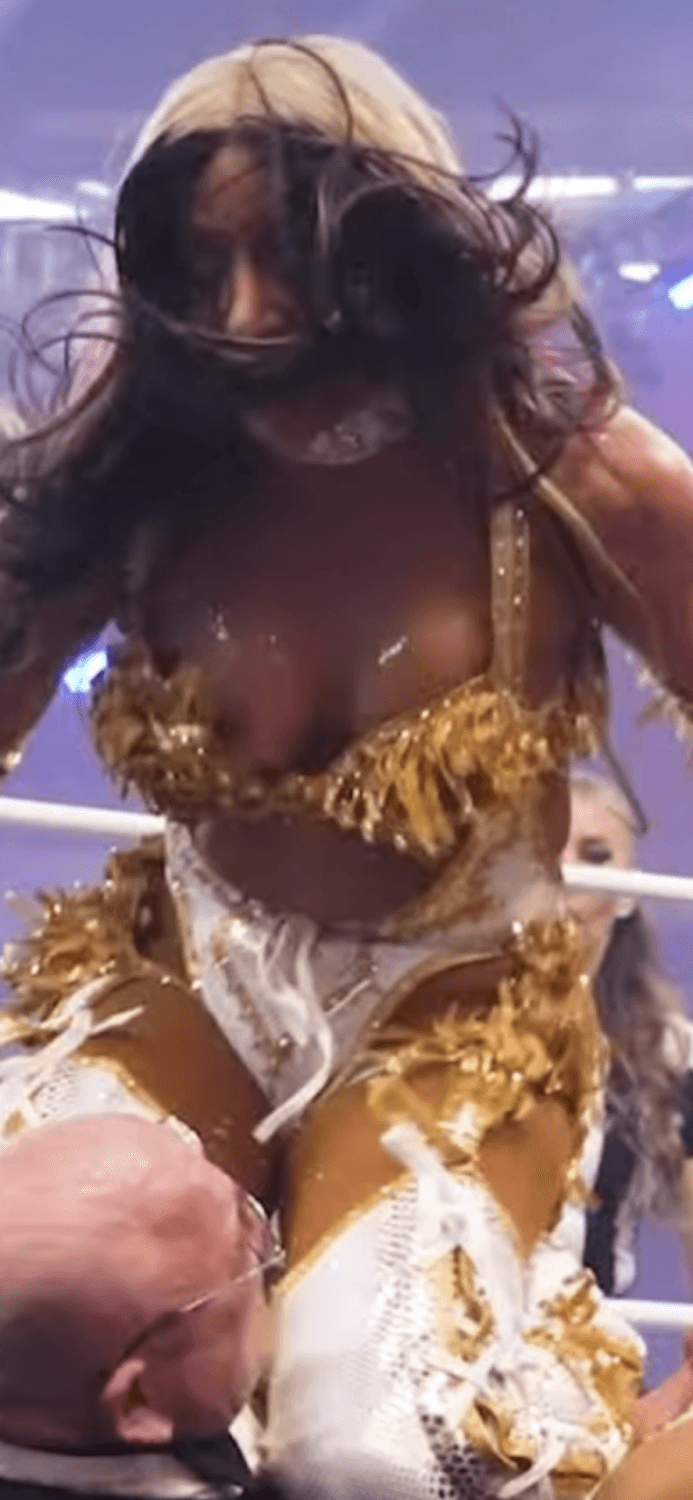 Mercedes Moné (Sasha Banks) nip slip
