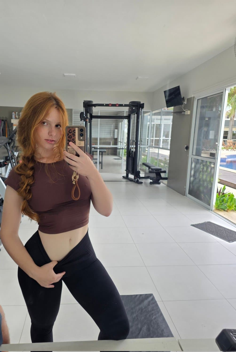 Ruiva Isabell fazendo 69