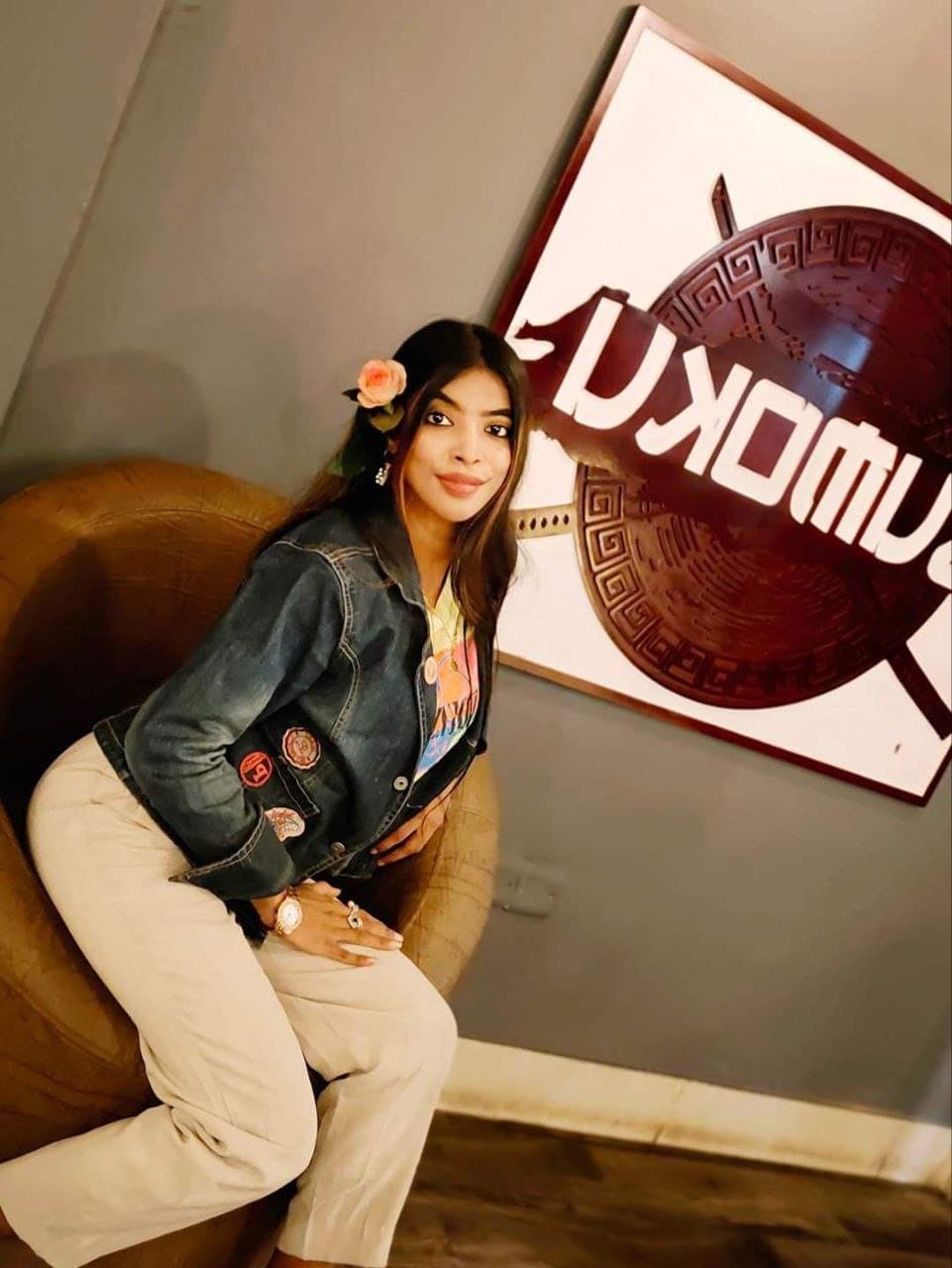 Desi hot viral girl showing her boobs and enjoying with her bf