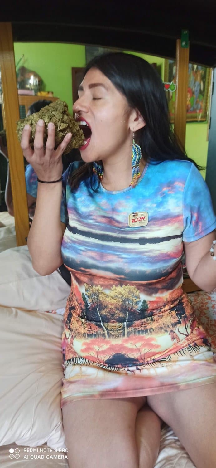 a la tetona le gustan los trios y la leche en la cara