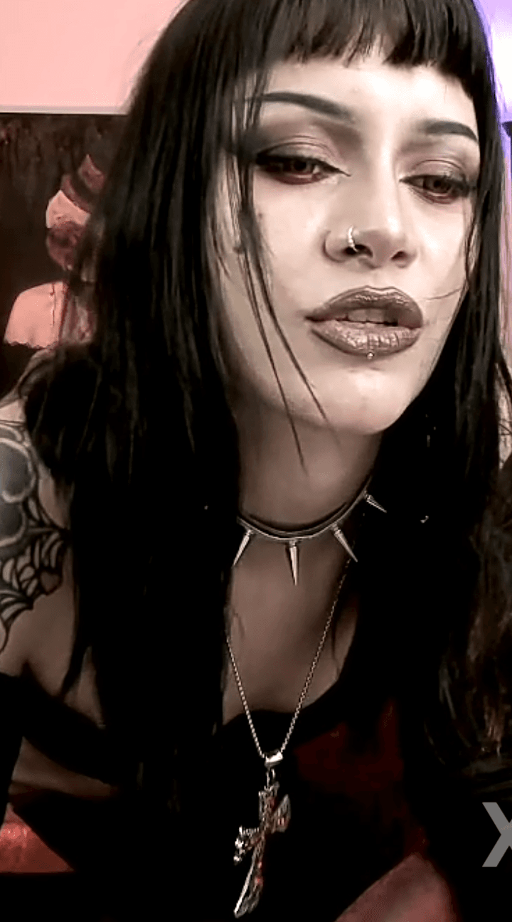 Petite Latina metalhead