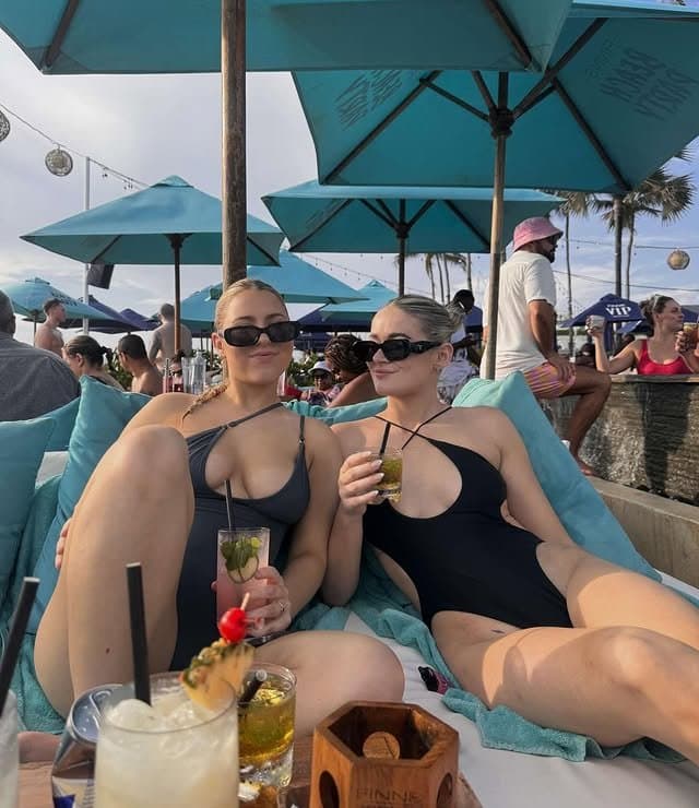 Sexy busty blonde teen Ashlyn