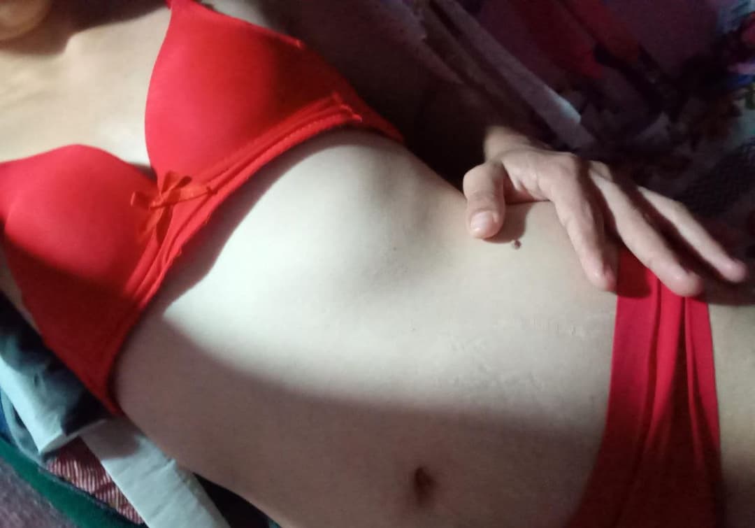 A la morrita linda le gusta usar lencería sexy