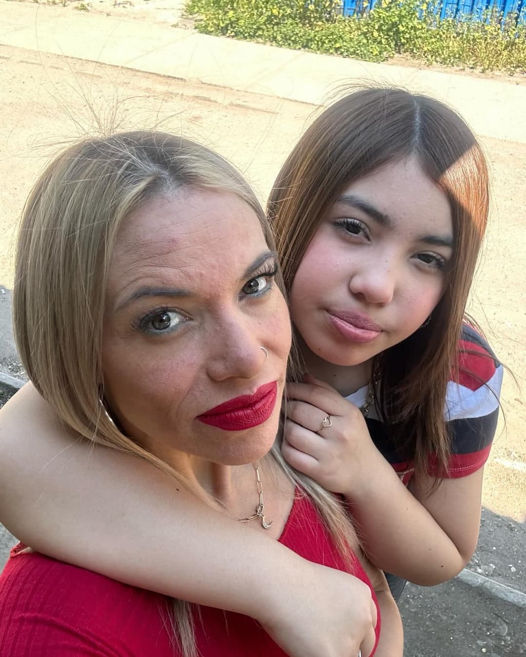 Haberme cogido a la mamá y unos años mas tarde a su hija fue excitante, las dos la chupan delicioso