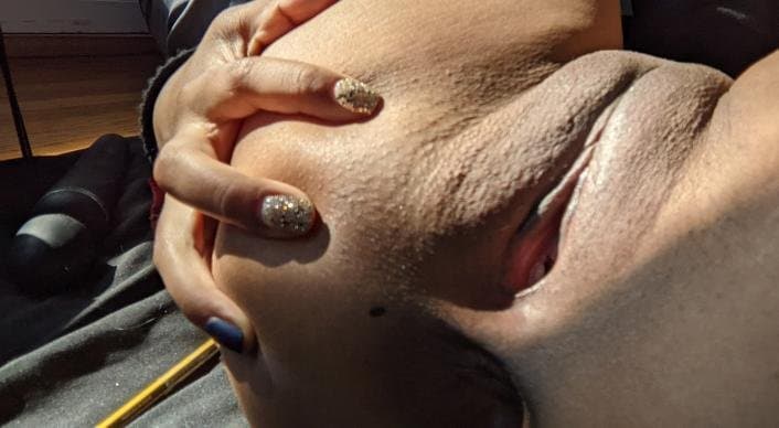 Ally from the US loves showing off and masturbating