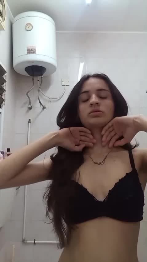 Pakistani girls shows off Boobs. #pakistani #indian #girl #sexy