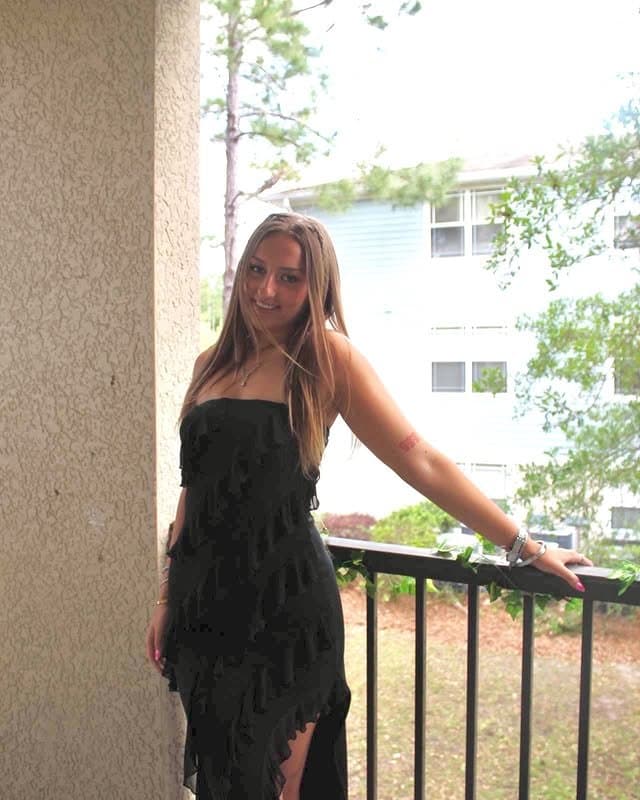 Click to view full size Sexy bubble butt teen Calista