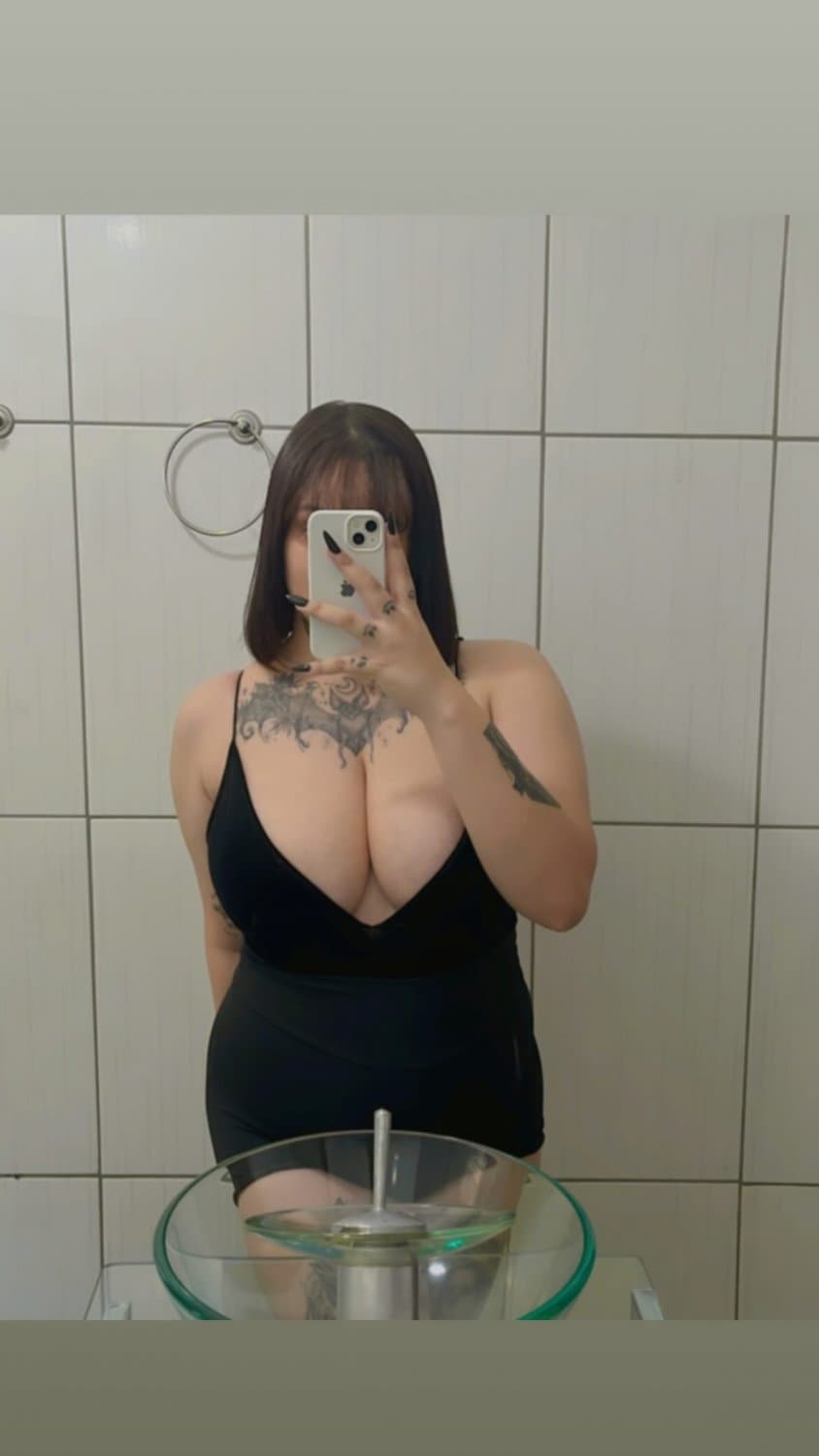 Click to view full size Gótica tetona