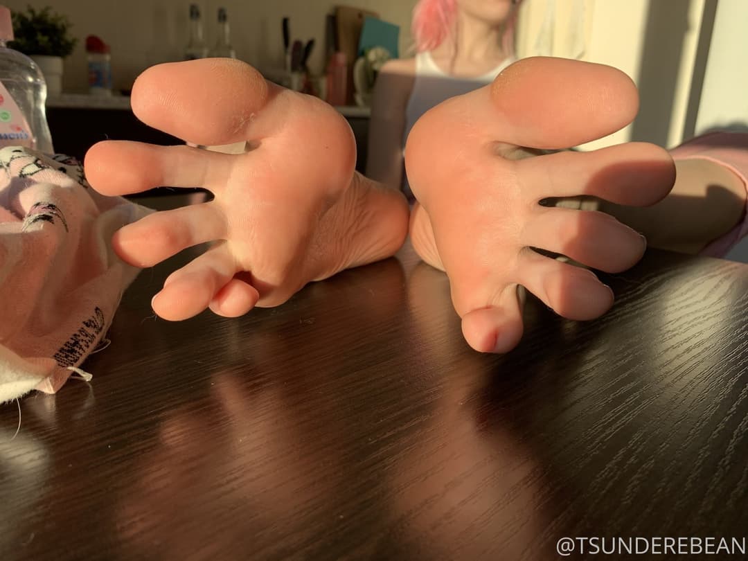 Click to view full size Tsundere feet