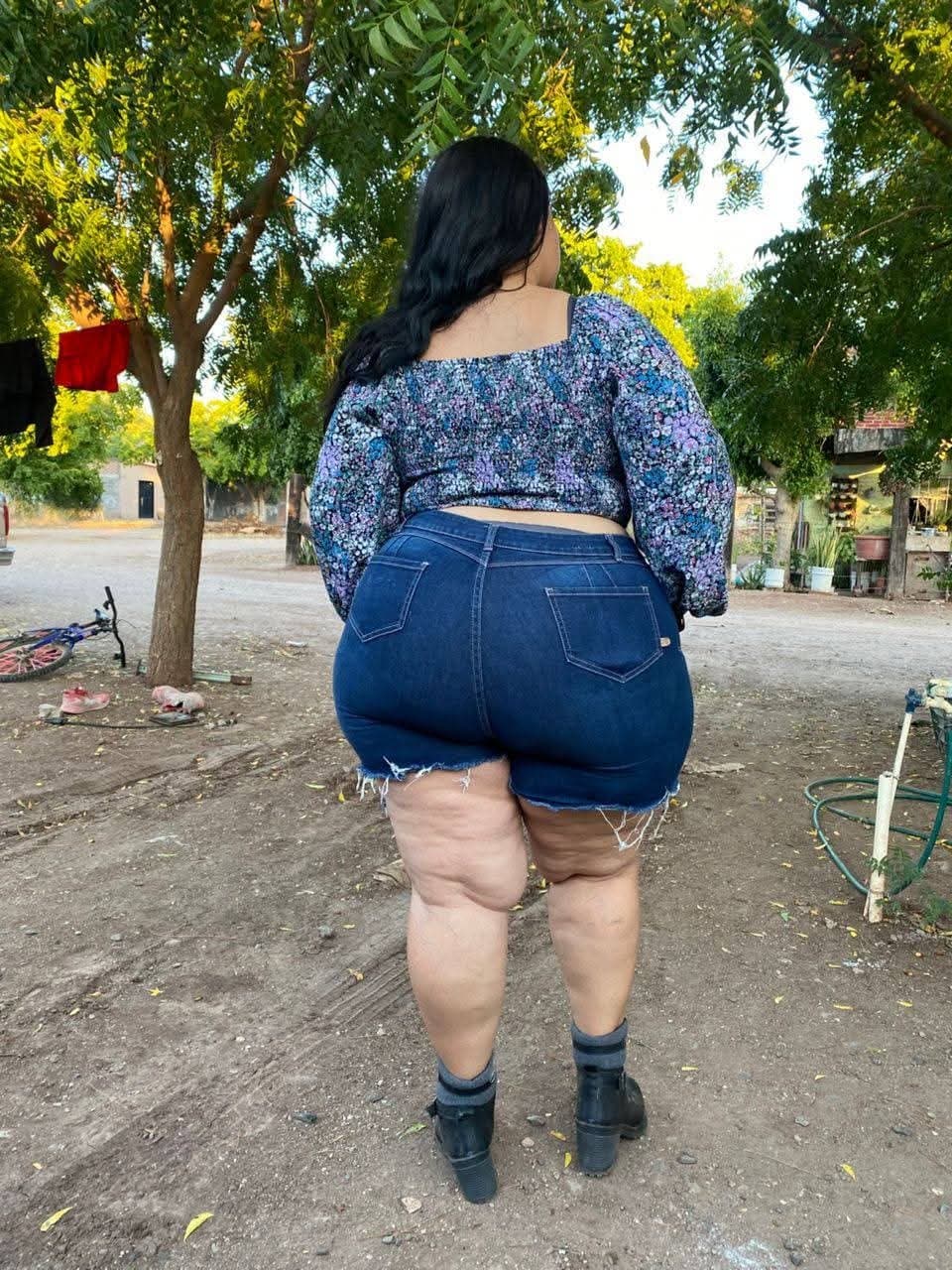 PEAR SHAPE THICK CURVY LATINA SSBBW BIG BOOTY ASS