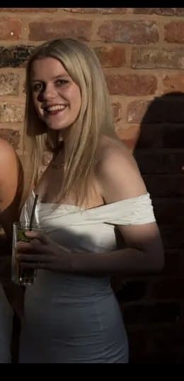 Share my GF Kirsty in groups and bully me and I’ll share her nudes. Kik keirabigass67