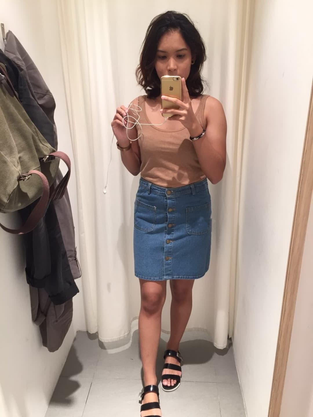 Singapore office lady can’t resist nude selfie in the changing room