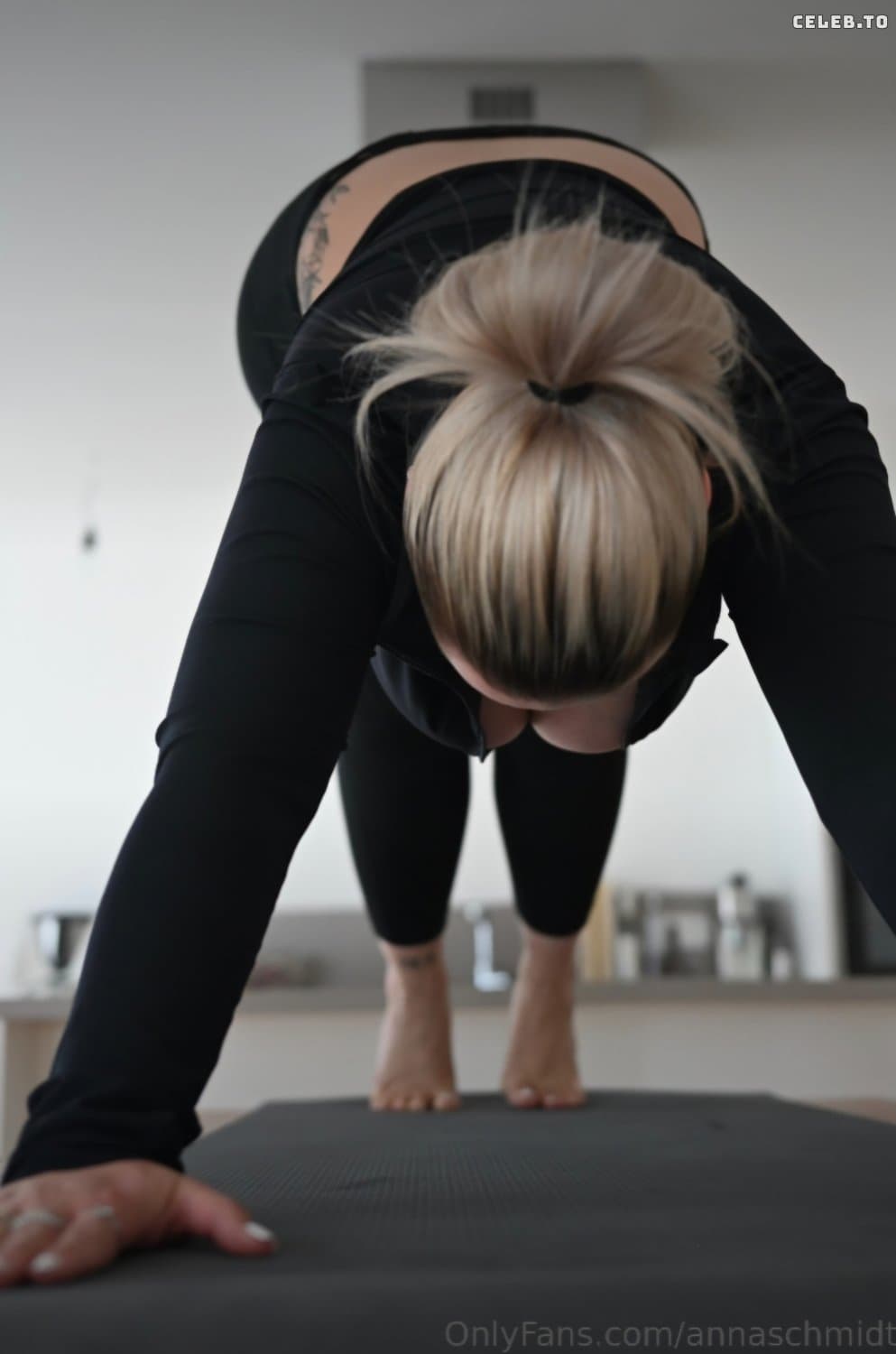 Anna Schmidt-CUM join my first YOGA SESSION ??‍♀️? hihi ???