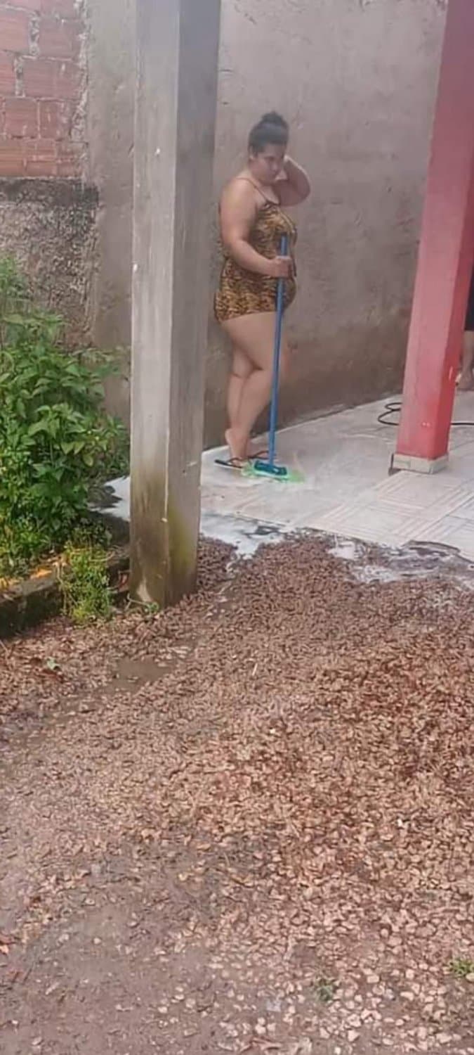 Vizinha gostosa de babydoll de manhã flagra