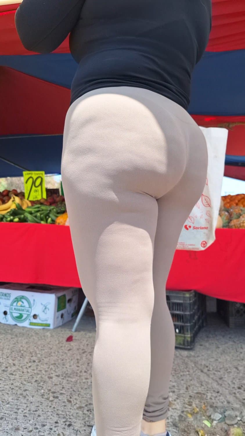 Rico culote de madura milf se le marca la tanga bien rico.