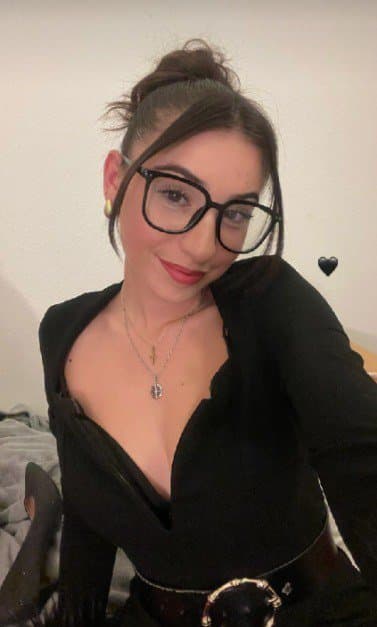 Melinda French slut / Salope du 63 / 18 y.o / Chienne française nude