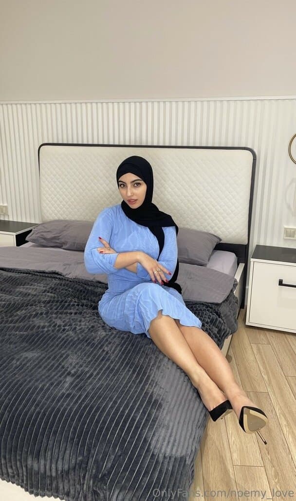 Noémy la plus grosse chienne arabe ?? ( Gros Seins - Gros Cul )