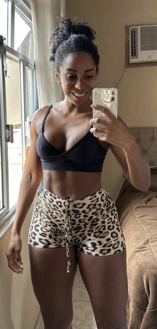 Mulata gostosa manicure do Mc Poze do Rodo